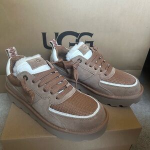 UGG Woman’s Chestnut Boot Sneakers